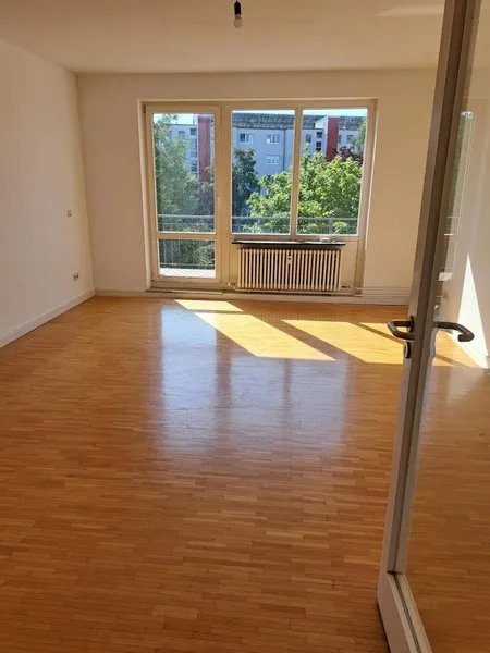 Großzügig geschnittene 3-Zimmerwohnung mit Balkon! — photo 1